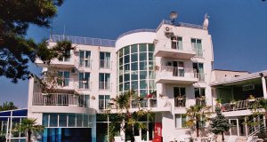 Търси да назначи рецепционист/ка