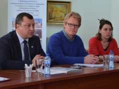 Обучаваха млади павликенчани как да оживят древното керамично изкуство Кметът на Павликени инж. Емануил Манолов, Александър Колвин и Армани Сюгон.