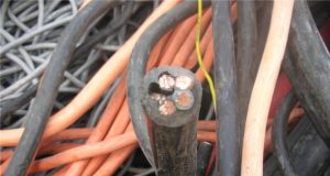 Задържаха двама за кражба на кабели от училище в Павликени