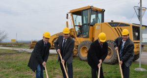 Първа копка по проект за реконструкция на общинските пътища