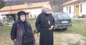 Кметът на Павликени дари 100 корена рози на Марянския манастир Майка Анастасия и отец Александър.