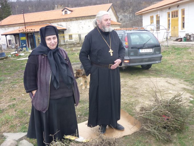 Кметът на Павликени дари 100 корена рози на Марянския манастир Майка Анастасия и отец Александър.