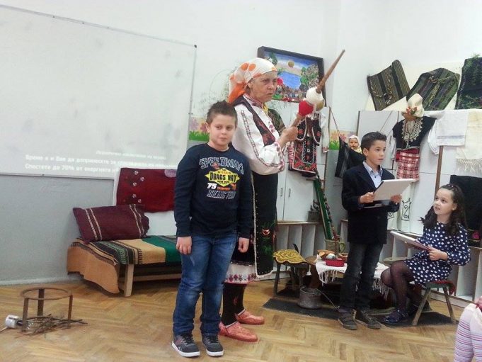 Посрещнаха истинската Баба Марта в ОУ „Св. Климент Охридски“