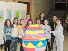 Възпитаниците на клас „Рисуване“ оцветиха огромното яйце от рециклирани материали