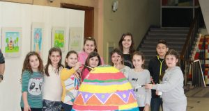 Възпитаниците на клас „Рисуване“ оцветиха огромното яйце от рециклирани материали