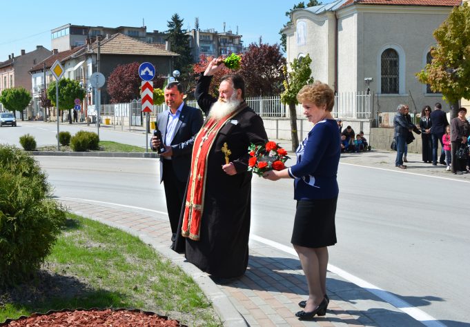 В Павликени осветиха за безопасно движение новите кръгови кръстовища