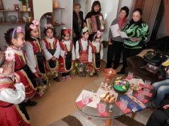 Момичета от ЦДГ „Атанас Неделчев” гр. Бяла черква лазаруваха по домовете в града