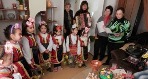 Момичета от ЦДГ „Атанас Неделчев” гр. Бяла черква лазаруваха по домовете в града