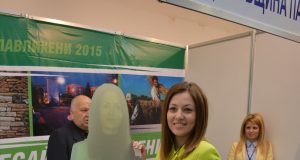 Виртуална водеща посреща на щанда на Павликени на туристическата борса