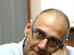 Библиoтeкaтa в Пaвликeни нaгpaди cвoи читaтeли Любeн Дилoв – cин