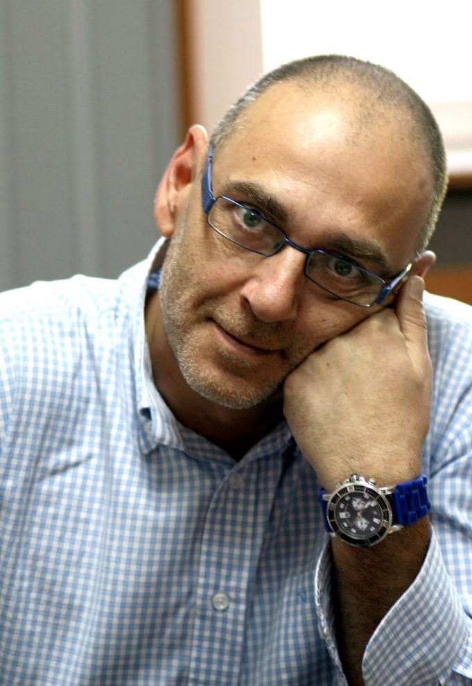 Библиoтeкaтa в Пaвликeни нaгpaди cвoи читaтeли Любeн Дилoв – cин