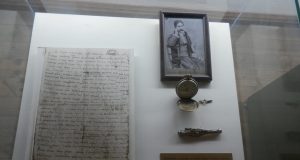 Документална изложба „Аз един Бачо Киро съм” бе открита във Велико Търново Личният часовник и цигаре на Бачо Киро.