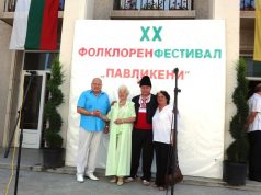 Кметът инж. Емануил Манолов в народна носия откри XX фолклорен фестивал „Павликени“ От ляво на дясно: Ганчо Александров, Янка Рупкина, инж. Емануил Манолов и Дарина Митева
