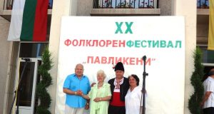 Кметът инж. Емануил Манолов в народна носия откри XX фолклорен фестивал „Павликени“ От ляво на дясно: Ганчо Александров, Янка Рупкина, инж. Емануил Манолов и Дарина Митева