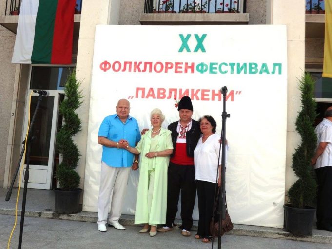 Кметът инж. Емануил Манолов в народна носия откри XX фолклорен фестивал „Павликени“ От ляво на дясно: Ганчо Александров, Янка Рупкина, инж. Емануил Манолов и Дарина Митева