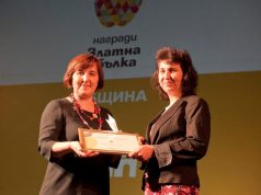Община Павликени получи наградата „Златна ябълка“ Силвия Боянова от ЦМДТ „Амалипе“ приема наградата от името на Община Павликени.
