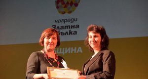Община Павликени получи наградата „Златна ябълка“ Силвия Боянова от ЦМДТ „Амалипе“ приема наградата от името на Община Павликени.