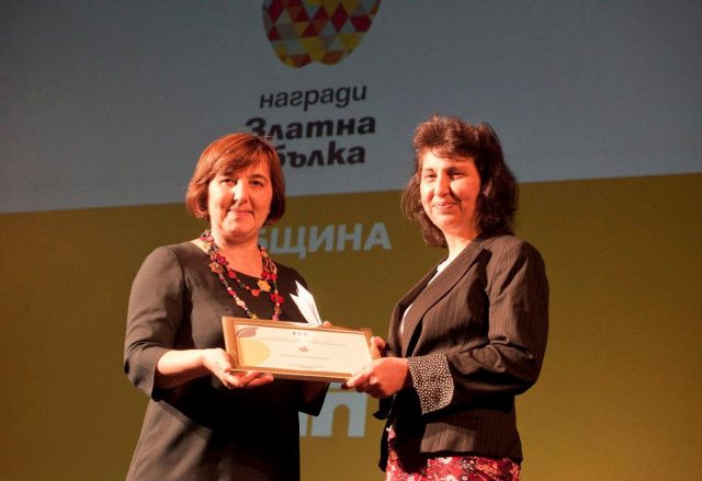 Силвия Боянова от ЦМДТ „Амалипе“ приема наградата от името на Община Павликени.
