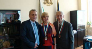 92-годишен лекар вади от смъртта пациенти в болницата в Павликени Проф. д-р Александър Гюровски (дясно)