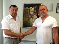 Кмет и автор си стиснаха ръцете