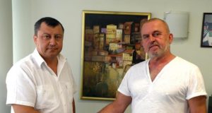 Кмет и автор си стиснаха ръцете