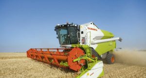 Огнеборци гасиха зърнокомбайн