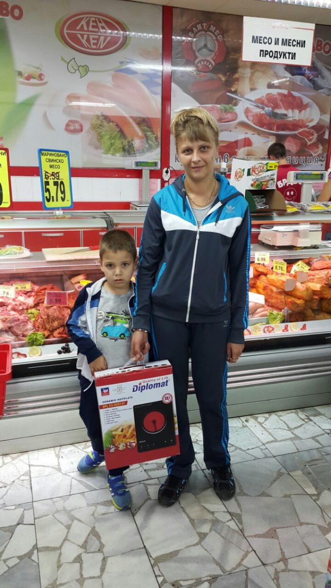 Г-жа Нели Кирилова спечели котлон от томболата на „Елит мес“ и магазини БРАВО