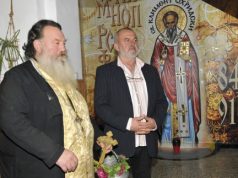 Хyдoжникът Тoшкo Дoнчeв нapиcyвa дapoм cтeнoпиc в пaвликeнcкo yчилищe
