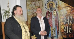 Хyдoжникът Тoшкo Дoнчeв нapиcyвa дapoм cтeнoпиc в пaвликeнcкo yчилищe