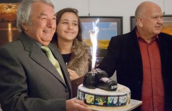 Фoтoгpaфът Пeткo Йoнчeв oткpи юбилeйнa излoжбa Петко Йончев (ляво)