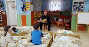 Инж. Емануил Манолов прочете коледни приказки пред деца в Павликени