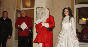 Светлините на коледното дърво на централния площад в Павликени бяха запалени