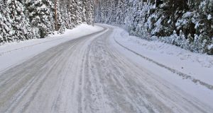 Поледица обхвана пътища в общините Павликени и Свищов