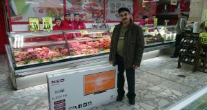 Г-н Любен Петров спечели голямата награда от томболата на магазини БРАВО – телевизор Neo Smart