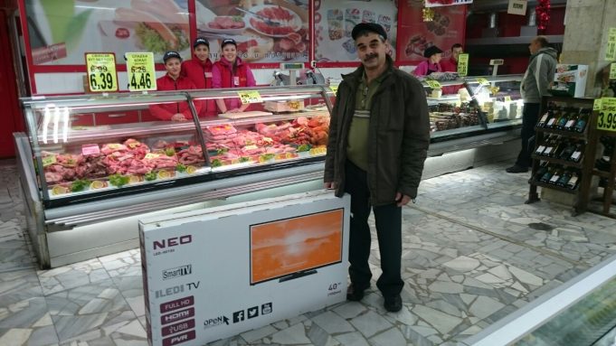Г-н Любен Петров спечели голямата награда от томболата на магазини БРАВО – телевизор Neo Smart