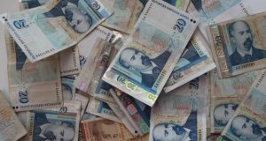 Спипаха мъж, откраднал 1,650 лв. от чанта на друг в Павликени