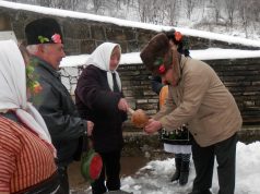 Обичаят „Иванови влачуги” показаха в с. Караисен