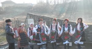 В Караисен пресъздават обичая “Иванови влачуги”