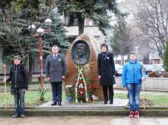 Павликенчани поднесоха цветя и се преклониха пред паметта на Апостола