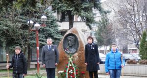 Павликенчани поднесоха цветя и се преклониха пред паметта на Апостола