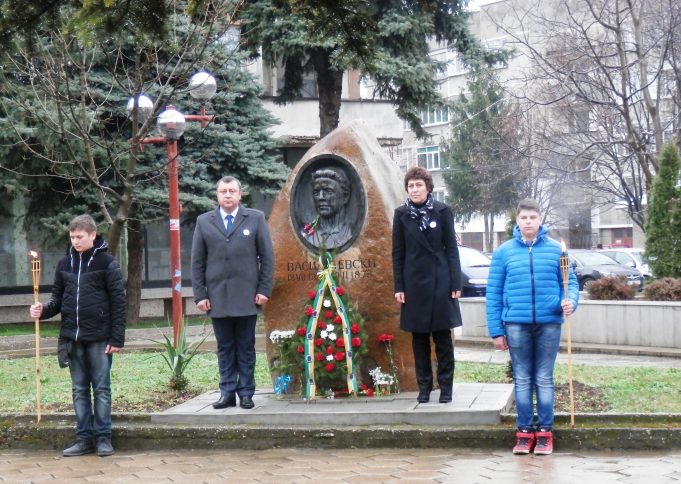 Павликенчани поднесоха цветя и се преклониха пред паметта на Апостола