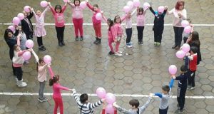 „Нe нa тopмoзa в yчилищe“ кaзaхa дeцa oт Пaвликeни