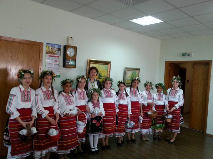 Лазарки посетиха общинската администрация в Павликени