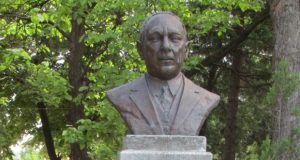 Атанас Буров: „Народът е с всеки, който държи калъча… Народът е стадо.“