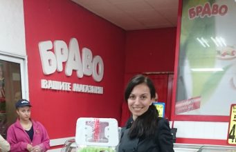 Г-жа Силвия Давидова спечели дъска за гладене от томболата на Henkel и магазини БРАВО