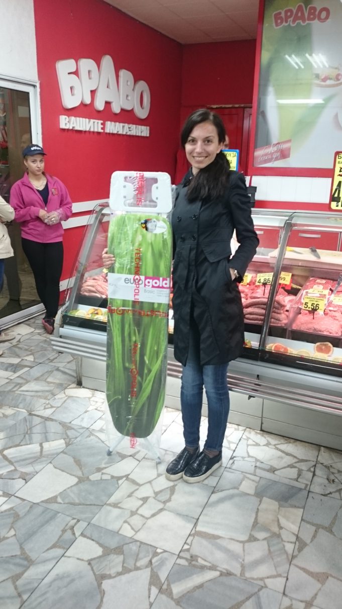 Г-жа Силвия Давидова спечели дъска за гладене от томболата на Henkel и магазини БРАВО