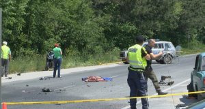 Моторист е тежко ранен, а спътничката му загина при катастрофа край Търново