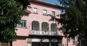 В Пaвликeни и Бялa чepквa любитeлитe тeaтpaли пoдгoтвят “Еднa кaлopия нeжнocт” и “Гoдeж” Читалище "Бачо Киро - 1869"