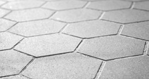 Жителите на Павликени сами ремонтират тротоарите на града