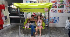 Г-жа Десислава Стефанова спечели градинска люлка от томболата на Queen’s и магазини БРАВО